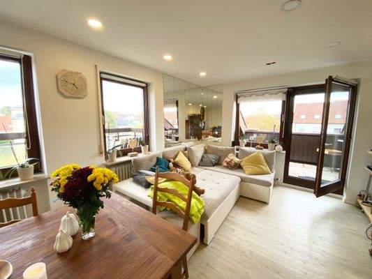 Wohn-Esszimmer mit Balkon und Loggiazugang