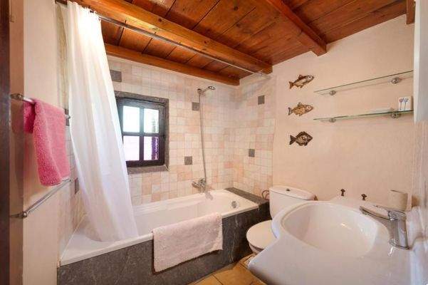 Kreta, Elounda: Charmantes Dorfhaus mit Innenhof und Terrassen mit Meerblick