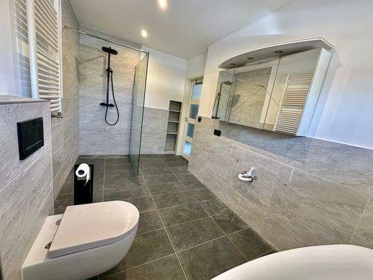 Modernes Badezimmer im EG