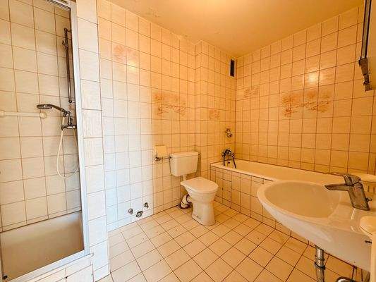 19 Badezimmer mit Badewanne und Dusche