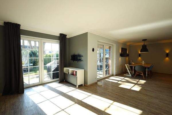 Wohn-Esszimmer mit Blick in den Garten und auf die Terrasse