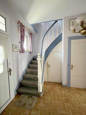 Diele mit Treppe Bild 2