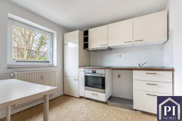 Küche mit Blick zur Terrasse im Souterrain