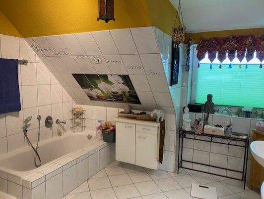 Bad mit Wanne und Dusche