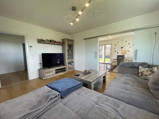 Wohnzimmer mit Glastür-Elementen