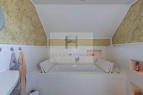 Badezimmer mit Wanne