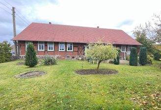 Rückansicht des Hauses mit Garten