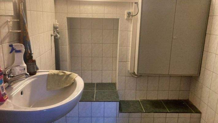 Keller mit den Waschbecken und Elektroanlage