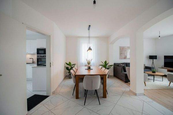 Essbereich. KI generiert Einrichtung