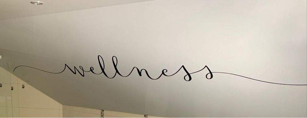 Badspannlackdecke mit Beschriftung