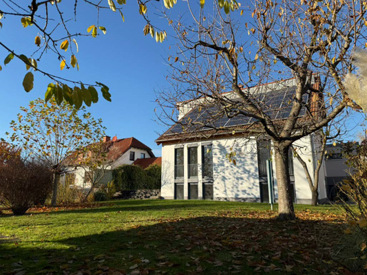 08 - Blick vom Garten auf die Liegenschaft.png