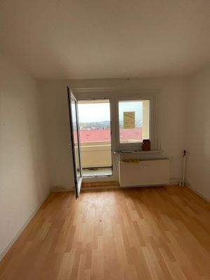 Wohnzimmerblick zu Balkon.jpg