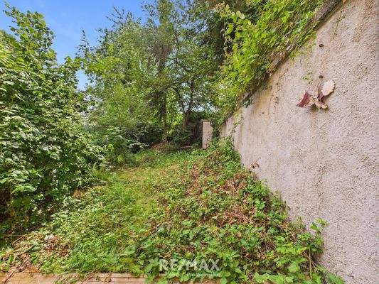 Grundstück seitlich vom Altbau