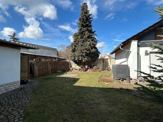 Grundstück und Geräteschuppen