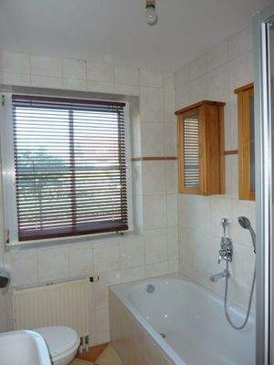 Bad mit Dusche und Wanne 