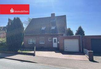 Hausansicht mit Garage