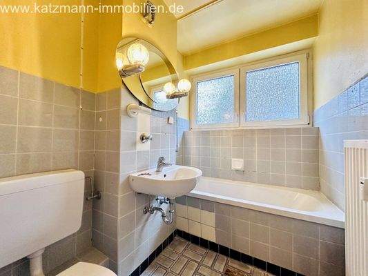 Bad mit Wanne u. Fenster