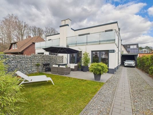 Hausansicht und Garten