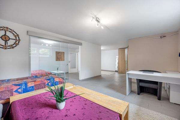 Schlaf- und Wohnbereich im Keller