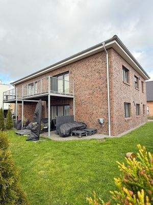 Ansicht Garten mit Balkonen