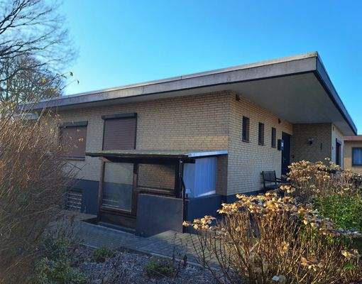 Fenster tlw. mit Rollläden