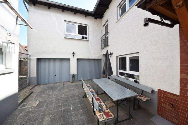 Nebengebäude mit 3 Garagen