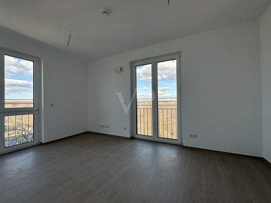 Schlafzimmer mit bodentiefen Fenstern