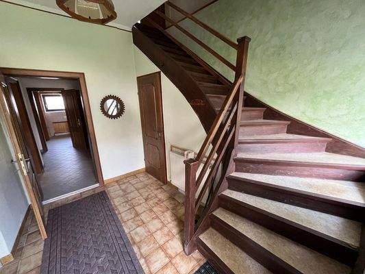 Vorraum EG mit Stiegenaufgang ins OG