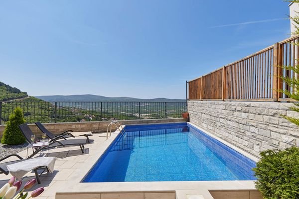 4 Kotor, Kavac – three-bedroom villa with a swimmi
