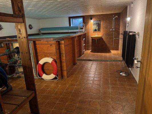 Vollkeller mit gr. Whirlpool