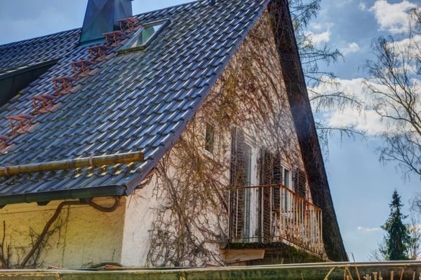 Satteldach und Westbalkon