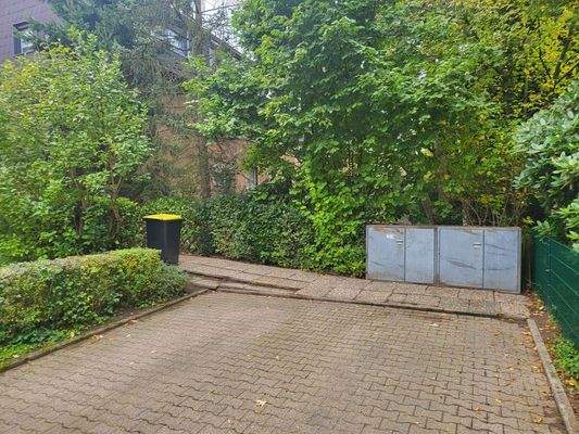 Müllcontainer und Hinterhof