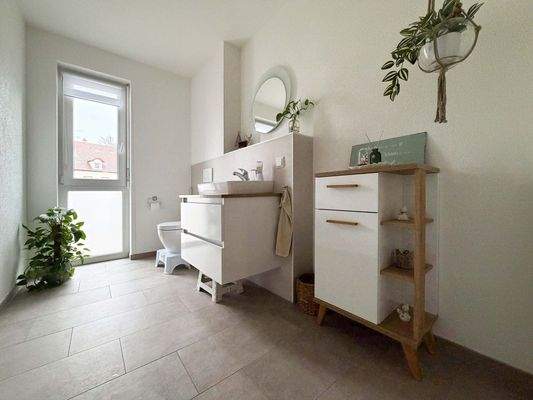 Gäste-WC: Auch das helle Gäste-WC ist großzügig und modern gestaltet