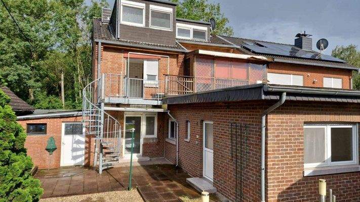 Rückseite des Hauses mit Anbau und Balkon.jpg