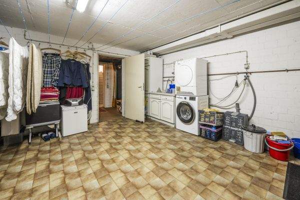 mit genügend Platz für Maschinen und Wäsche