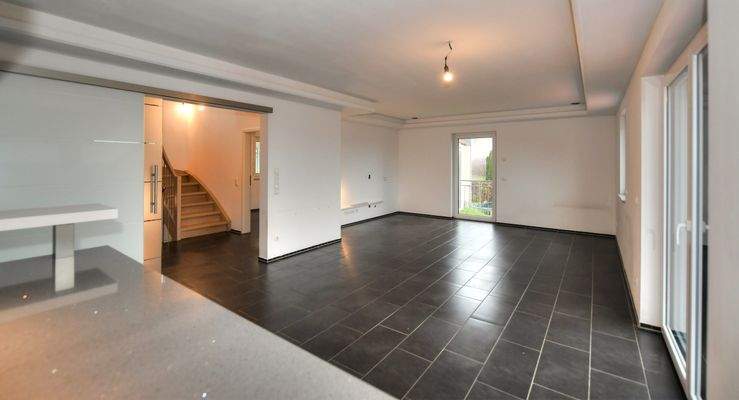 Wohn-Essbereich mit hochwertiger Küche und Kochinsel