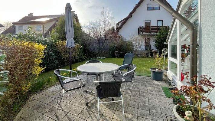 Sonnige Terrasse mit Sitzplatz, ideal für ein gemütliches Frühstück oder entspannte Abende im Garten