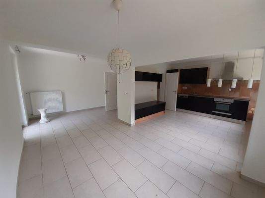 Offener Wohnbereich mit Einbauküche