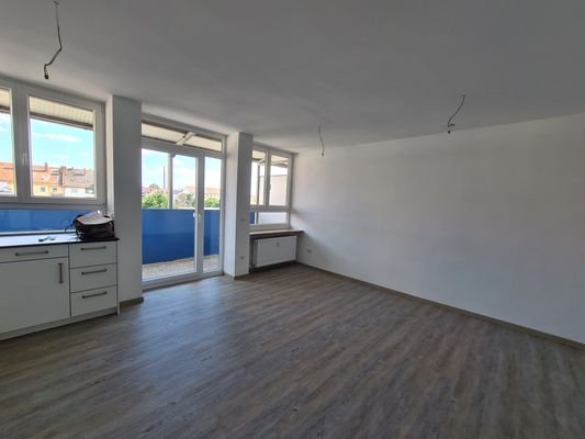 Wohn-/Schlafzimmer mit Sicht zum Balkon