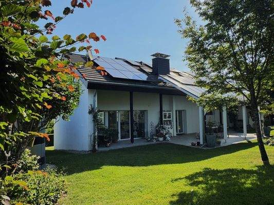 Gartenbereich mit Blick auf das Haus 