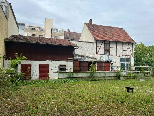 ...auf diverse Nebengebäude ...