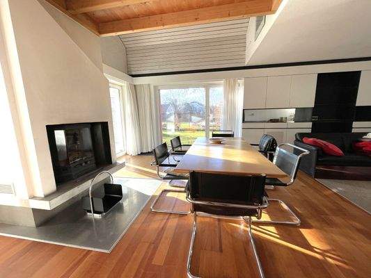 Mit Kamin im Essbereich