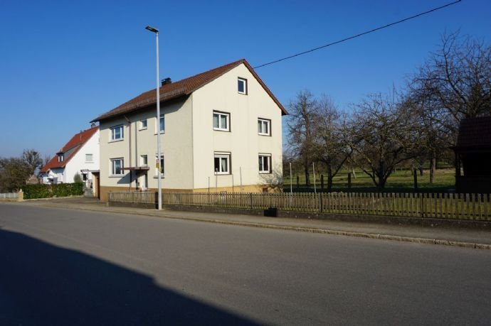 Zweifamilienhaus mit schönem Garten und Garage