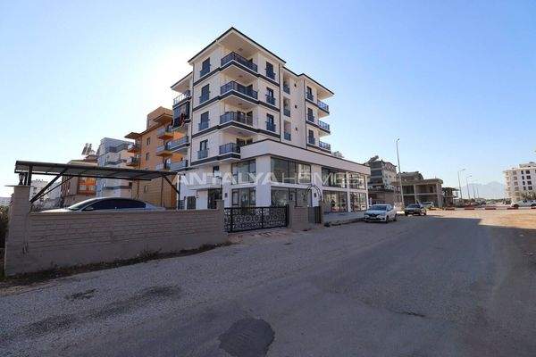Flat in a Complex with Pool Near Antalya City Hospital in Kepez