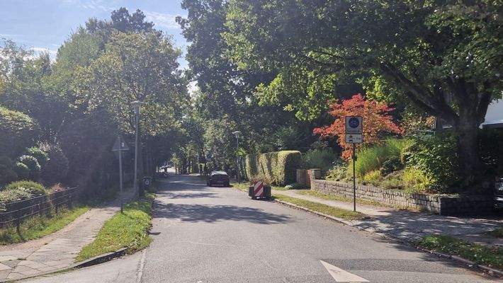 Blick entlang der angrenzenden Straße in südliche Richtung
