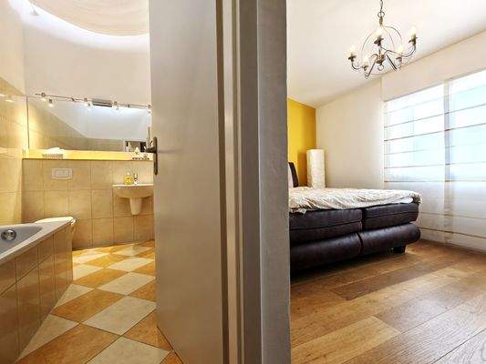 Schlafzimmer mit angrenzendem Badezimmer