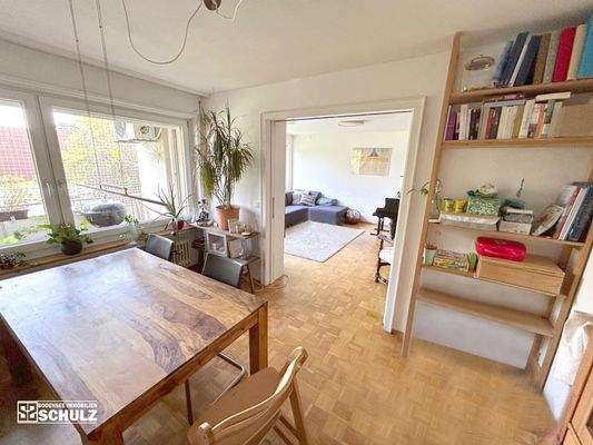 Esszimmer mit Blick zum Wohnzimmer