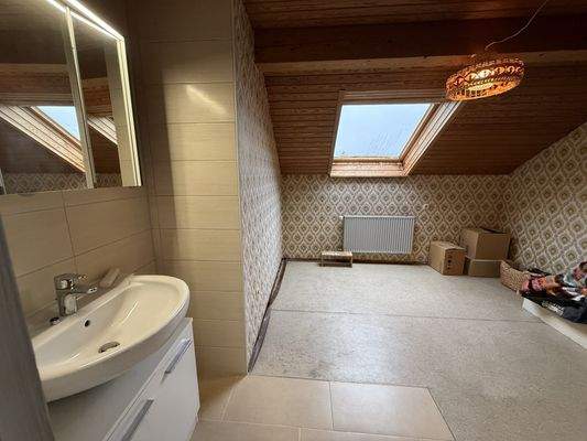 DG: Gästezimmer mit Waschtisch