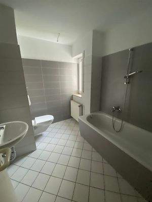 Tageslichtbad mit Wanne