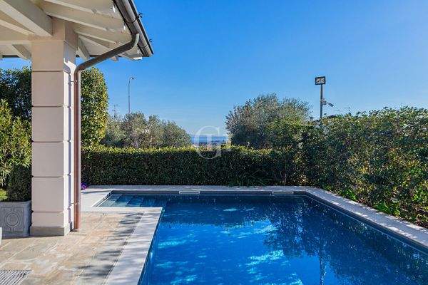 Vista lago dalla piscina